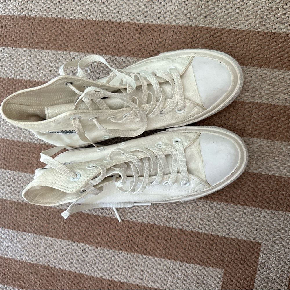 converse, women’s size 8, chuck talyor II.